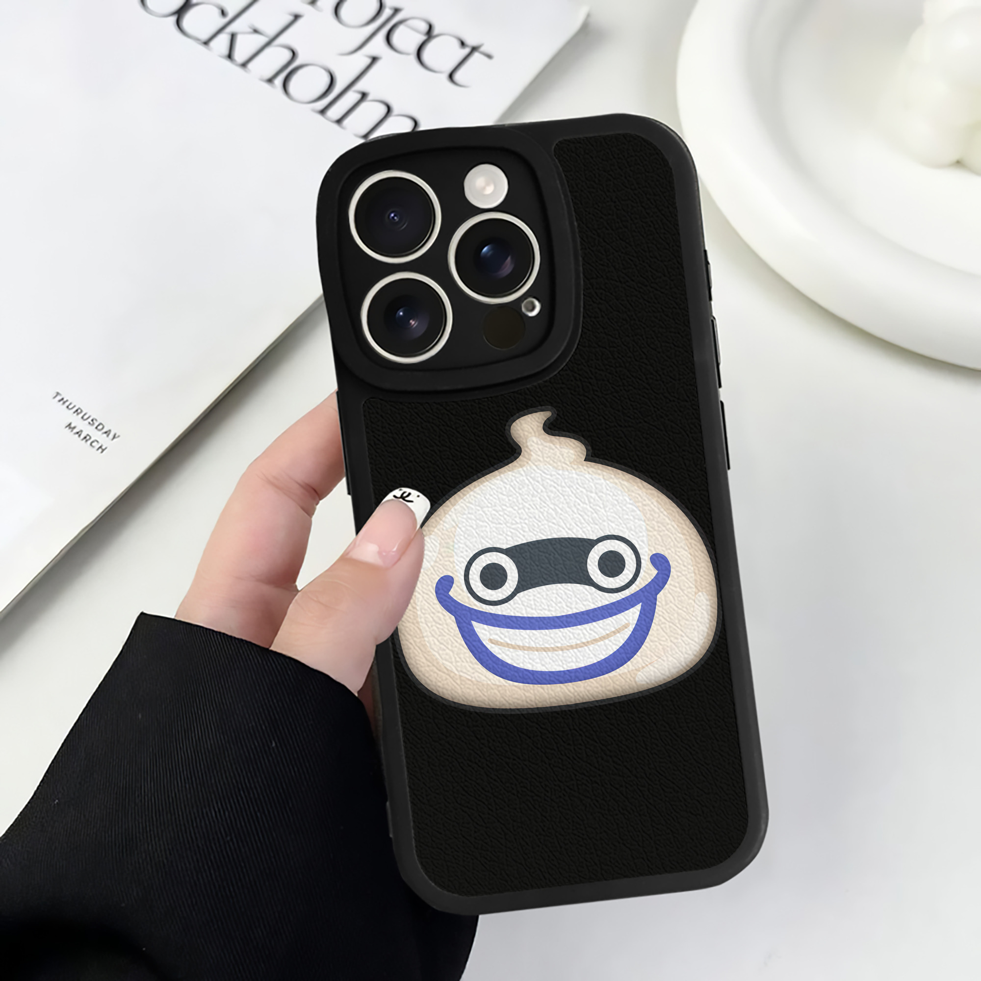 （画像用） 妖怪ウォッチ Yo-kai Watch 【iPhone 16シリーズ対応】シリコンスマホケース（レザー調） 材質：シリコン